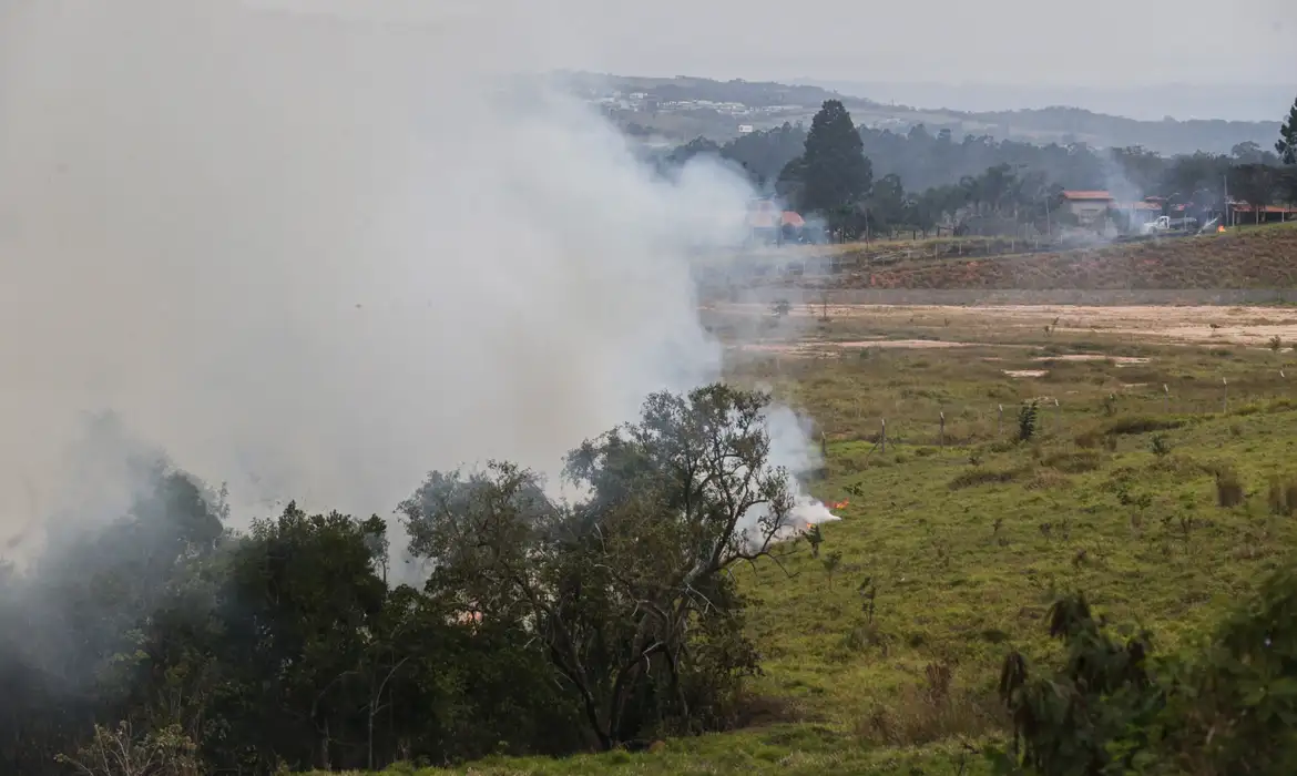 Cidades do interior de SP permanecem em alerta para risco elevado de incêndios